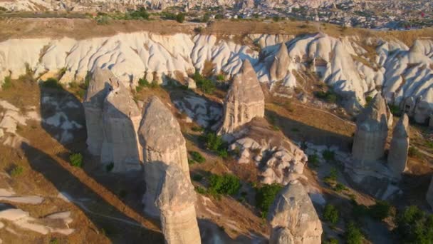 在这个迷人的航拍视频中 我们穿越了土耳其卡帕多西亚的洛夫谷 在那里 大自然的艺术已经雕刻出了不同形状岩石的超现实景观 — 图库视频影像