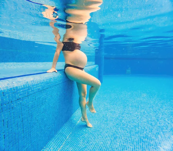 Przyjmując Kondycję Wodną Kobieta Ciąży Wykazuje Siłę Spokój Aerobiku Podwodnym — Zdjęcie stockowe