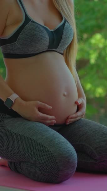 Vertikalvideo Junge Schwangere Frau Ist Sehen Wie Sie Ihrer Wohnung — Stockvideo