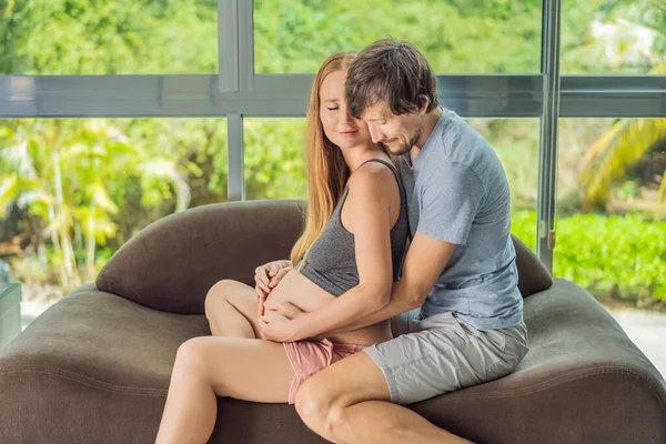 Sağlık Hamilelik Mutlu Insanlar Kavramı Koca Karısını Geri Vererek Evde — Stok fotoğraf