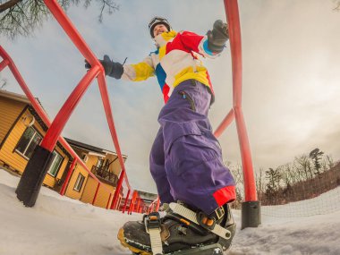 Cesur bir adam, kar yamaçlarını ustalıkla fetheder. Snowboard 'da manevra yaparken yeteneğini ve heyecanını gösterir. Kış macerasının özünü yakalar..