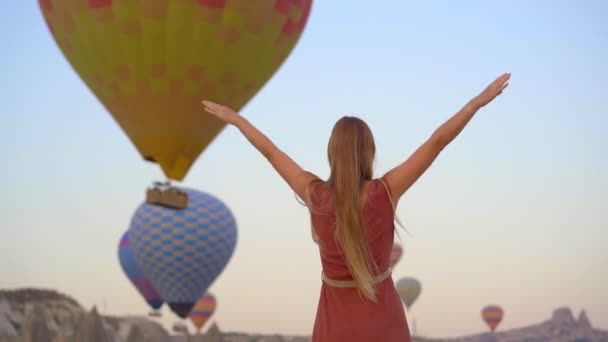 Turistka Dívá Horkovzdušné Balónky Cappadocii Turecko Šťastné Cestování Turecku Žena — Stock video