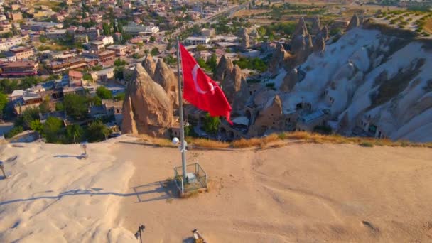 用这个迷人的土耳其卡帕多西亚Goreme航材视频提升你的视觉体验 图尔基共和国的一面飘扬的国旗位于戈雷梅山顶之上 — 图库视频影像