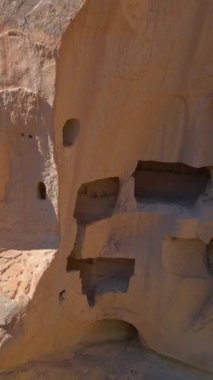 Dikey video. Türkiye 'nin Goreme kenti yakınlarındaki Cappadocias mağara evlerinin özünü yakalayan bu büyüleyici havacılık videosuyla görsel bir yolculuğa çıkın. Kuşbakışı perspektif açılır