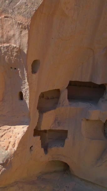 垂直录像 用这个迷人的航拍视频进行视觉旅行 捕捉土耳其Goreme附近Cappadocias洞穴住宅的精髓 鸟瞰透视揭示了 — 图库视频影像