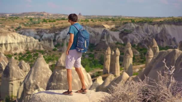 Inizia Viaggio Mentre Giovane Esplora Incantevole Parco Nazionale Goreme Cappadocia — Video Stock