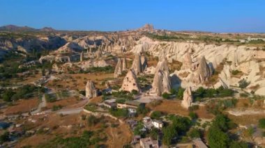 Goreme, Cappadocia, Türkiye 'nin bu büyüleyici hava fotoğrafı ile görsel deneyiminizi artırın. Aşağıdaki antik şehir, zarif oyulmuş evlerle olağanüstü cazibesini gözler önüne seriyor.