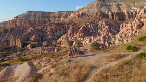 Rodina Turistů Projíždějící Červeným Nebo Růžovým Údolím Poblíž Goreme Cappadocii — Stock video