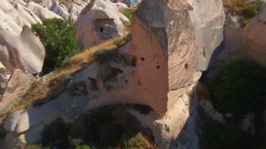 Türkiye 'nin Goreme kenti yakınlarındaki Cappadocias mağara evlerinin özünü yakalayan bu büyüleyici havacılık videosuyla görsel bir yolculuğa çıkın. Kuşbakışı bakış açısı benzersiz cazibesini ortaya çıkarır.