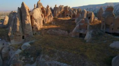 Türkiye 'deki Kapadokya bölgesinin büyüleyici bir klibi. Aşağıdaki kayaların üzerine oyulmuş evler olağanüstü çekiciliğini gözler önüne seriyor. Eşsiz kaya oluşumları