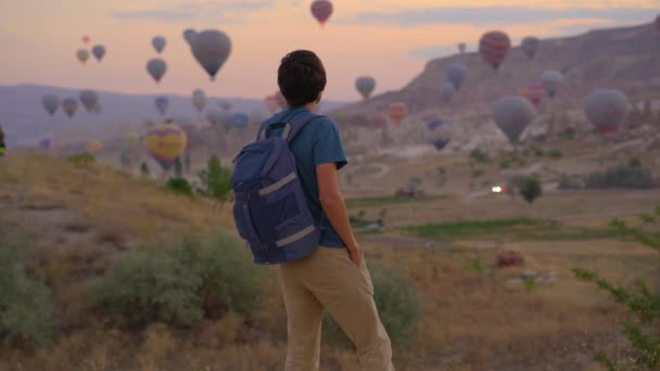 Muž Turista Těší Horkovzdušné Balónky Festival Cappadocia Turecko Happy Travel — Stock video