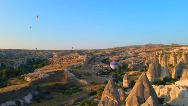Luchtopname Opgenomen Tegen Het Doek Van Cappadociaanse Hemel Toont Deze — Stockvideo
