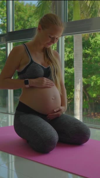 Vertikální Video Mladá Těhotná Žena Může Být Viděn Provádění Jóga — Stock video