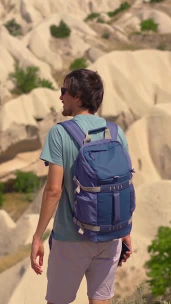 Вертикальное Видео Молодой Человек Турист Исследует Необычные Скальные Образования Которые — стоковое видео