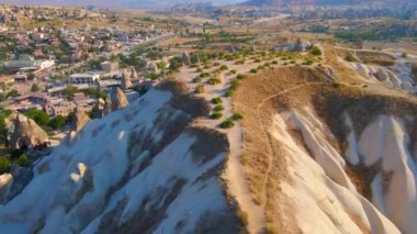 Goreme, Cappadocia, Türkiye 'nin bu büyüleyici klibiyle görsel deneyimlerinizi artırın. Aşağıdaki antik şehir, zarif oyulmuş evlerle olağanüstü cazibesini gözler önüne seriyor.