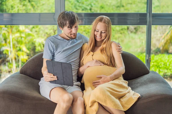 Gülümseyen Bir Koca Hamile Karısı Bir Anı Paylaşırlar Tablet Ekranlara — Stok fotoğraf