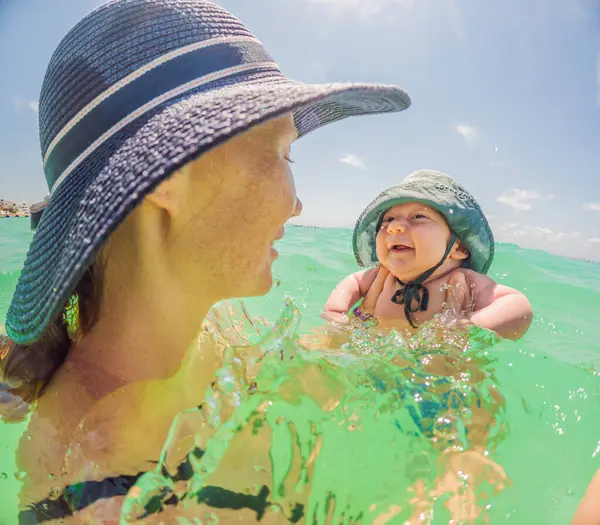 Anya Újszülött Fia Együtt Úszkálnak Tengerben Időtlen Emlékeket Teremtve Víz — Stock Fotó