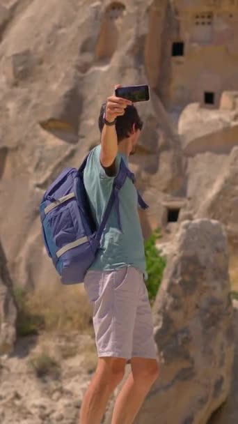 Video Verticale Giovane Turista Esplora Straordinarie Formazioni Rocciose Che Raccontano — Video Stock