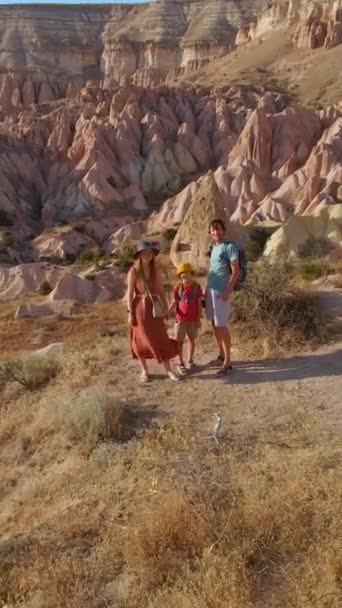 Verticale Video Een Familie Van Toeristische Wandelingen Door Rode Roze — Stockvideo