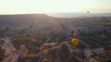 Hava videosu. Kapadokyaca gökyüzünün tuvaline yansıyan bu video, sıcak hava balonu festivalinin büyüleyici görüntüsünü sergiliyor. Canlı balonlar zarif bir şekilde vadilerde yükseliyor.