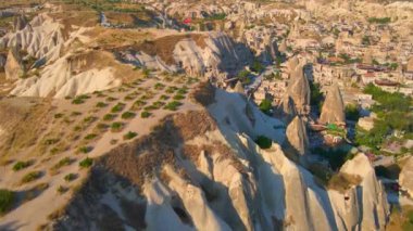Goreme, Cappadocia, Türkiye 'nin bu büyüleyici klibiyle görsel deneyimlerinizi artırın. Aşağıdaki antik şehir, zarif oyulmuş evlerle olağanüstü cazibesini gözler önüne seriyor.
