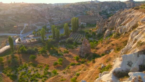 Urzekający Filmik Powietrza Regionu Cappadocia Turcji Doliny Domami Wdziękiem Wyrzeźbionymi — Wideo stockowe