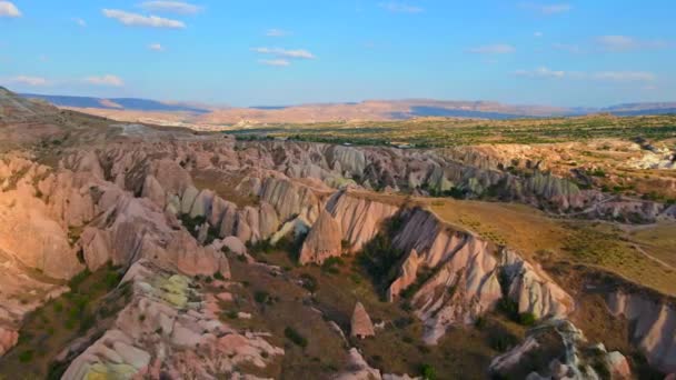 在这张迷人的航拍照片中 感受一下卡帕多西亚Goreme附近红色或粉色山谷迷人的色调 这幅风景画以温暖的色调展现了独特的地质特征 — 图库视频影像