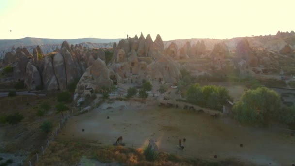 Urzekający Filmik Powietrza Regionu Cappadocia Turcji Doliny Domami Wdziękiem Wyrzeźbionymi — Wideo stockowe
