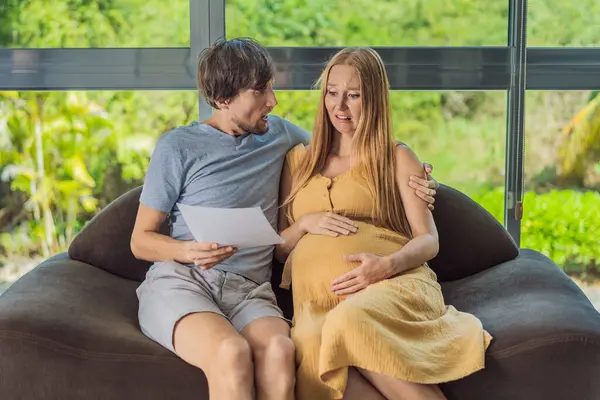 Hamilelik Aile Bütçesi Konsepti Genç Çift Bebek Bekliyor Bütçe Planlıyorlar — Stok fotoğraf