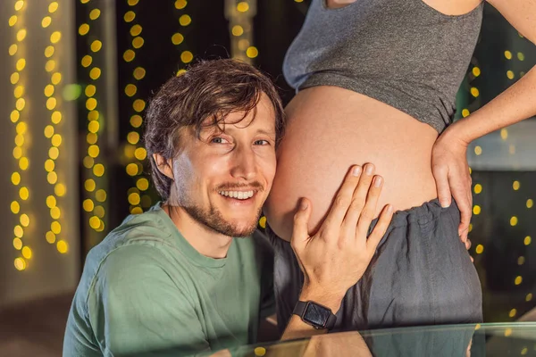Tender Holiday Moment Husband Kisses His Wifes Pregnant Belly Expressing — Stock Photo, Image