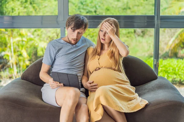Hamilelik Aile Bütçesi Konsepti Genç Çift Bebek Bekliyor Bütçe Planlıyorlar — Stok fotoğraf