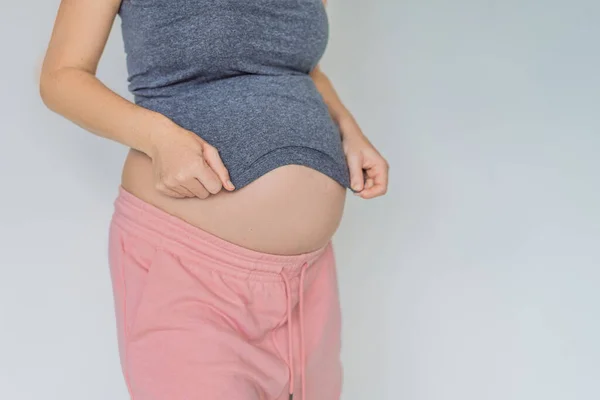 断食と戦う必要はない 妊娠中の腹に快適さとスタイルを提供する産婦人服を選択してください — ストック写真
