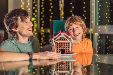 Baba ve oğlunun alışılmadık zencefilli kek evini ısırıp Noel geleneklerine yeni bir renk katmasıyla eşsiz anların tadını çıkarın. Yaratıcılığın ve aile neşesinin lezzetli bir karışımı..