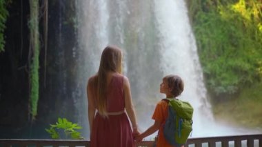 Yavaş çekim videosu. Büyüleyici Antalya kentindeki Duden Şelalesi 'ni ziyaret eden bir kadın ve oğlu, turist olarak resmediliyor. Bu görüntüler izleyicileri kendilerini kaptırmaya davet ediyor.
