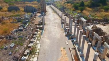 Bu büyüleyici havacılık videosunda, Türkiye 'nin Antalya kentindeki antik Perge kentinin dikkate değer kalıntıları gösteriliyor. Kamera zarif bir şekilde yukarıda süzülüyor, bir panoramik sunuyor.