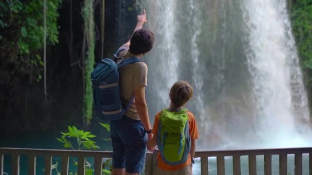 Замедленное Видео Отец Сын Изображаются Туристы Посещающие Захватывающий Дух Водопад — стоковое видео