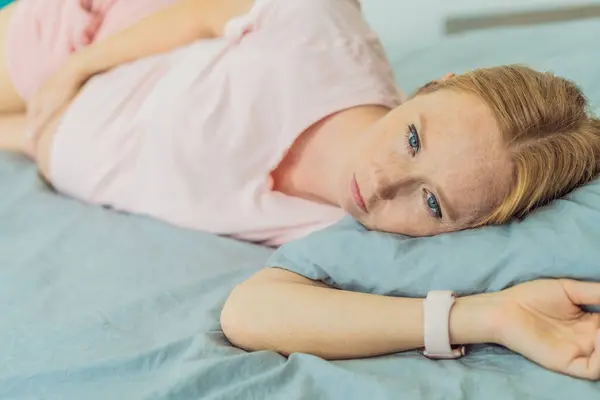 Ύπνος Στερημένη Έγκυος Γυναίκα Παλεύει Την Αϋπνία Πλοήγηση Στις Προκλήσεις — Φωτογραφία Αρχείου