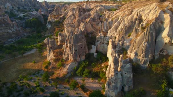 土耳其卡帕多西亚地区迷人的航材视频 房子被精美地刻在岩石上的山谷在下面展开 展现了它非凡的魅力 独特的岩层 — 图库视频影像