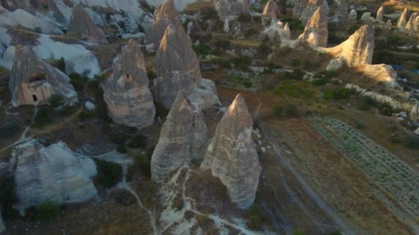 Egy Lenyűgöző Légi Felvétel Törökországi Cappadocia Régióról Völgyek Kecsesen Sziklákba — Stock videók
