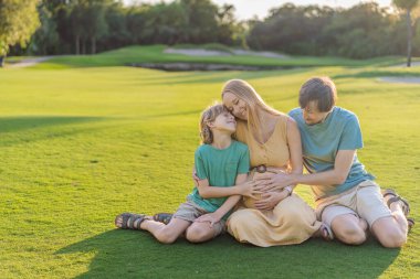 Hamile bir kadın olarak keyifli bir aile zamanı, kocası ve oğlu açık havada kaliteli anları paylaşıyor, doğanın güzelliğini kucaklıyor ve birlikte değerli anılar yaratıyorlar..