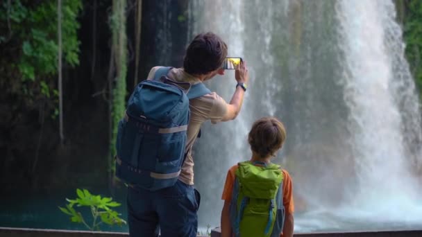 Vídeo Câmara Lenta Pai Filho São Retratados Como Turistas Que — Vídeo de Stock
