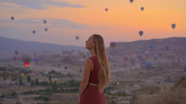 여성이 카파도키아의 뜨거운 풍선을 있습니다 터키에서 개념입니다 아름다운 전망을 즐기는 — 비디오