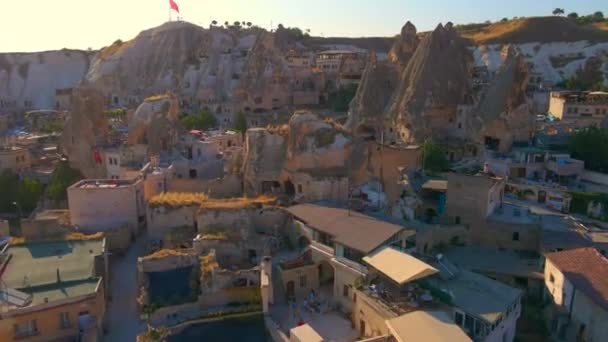 用这个迷人的土耳其卡帕多西亚Goreme航材视频提升你的视觉体验 古城在下面展开 展现了其非凡的魅力 房屋雕琢精美 — 图库视频影像