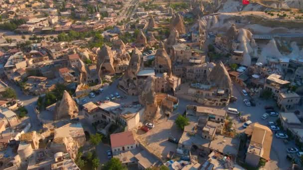 Goreme Cappadocia Turkey의 매혹적인 비디오로 시각적 경험을 높이십시오 도시는 아래로 — 비디오