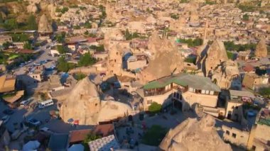 Goreme, Cappadocia, Türkiye 'nin bu büyüleyici klibiyle görsel deneyimlerinizi artırın. Aşağıdaki antik şehir, zarif oyulmuş evlerle olağanüstü cazibesini gözler önüne seriyor.
