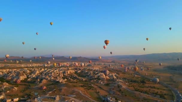 トルコ 2022 熱気球フェスティバルの魅惑的な光景 カッパドキアの谷の上に輝く活気のある風船は 息をのむような光景を描いています — ストック動画
