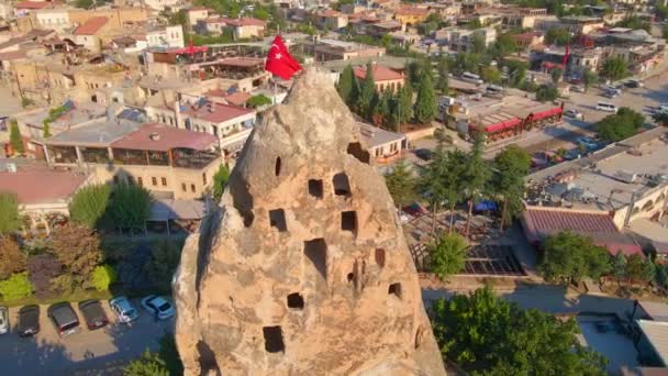 用这个迷人的土耳其卡帕多西亚Goreme航材视频提升你的视觉体验 古城在下面展开 展现了其非凡的魅力 房屋雕琢精美 — 图库视频影像
