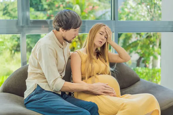 Müstakbel Kadın Kendini Iyi Hissetmiyor Kocası Zor Bir Hamilelik Sırasında — Stok fotoğraf
