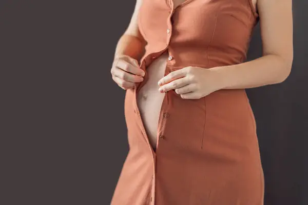 断食と戦う必要はない 妊娠中の腹に快適さとスタイルを提供する産婦人服を選択してください — ストック写真