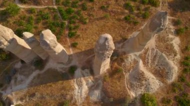 Bu insansız hava aracı görüntüleriyle Türkiye 'nin başkenti Kapadokya' daki büyüleyici Goreme Ulusal Parkı 'na doğru yola çıktı. Bu eşsiz manzarayı karakterize eden gerçeküstü kaya oluşumlarına hayret. Bunlar eşsiz.